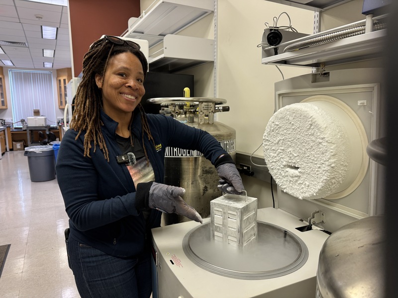 Ronke Olabisi lifts out cells stored in suspended animation at -321 in cryostorage in her UCI lab. (Photo: Natalie Tso/UCI) Ronke Olabisi lifts out cells stored in suspended animation at -321 in cryostorage in her UCI lab. (Photo: Natalie Tso/UCI)