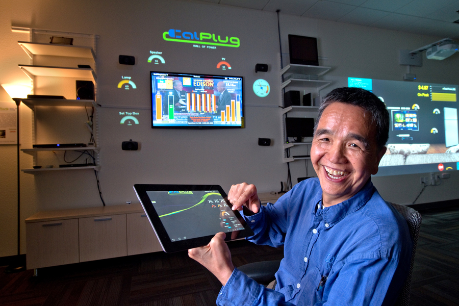 G.P. Li at CalPlug at CalIT2 (Photo: Steve Zylius/UCI) G.P. Li at CalPlug at CalIT2 (Photo: Steve Zylius/UCI)