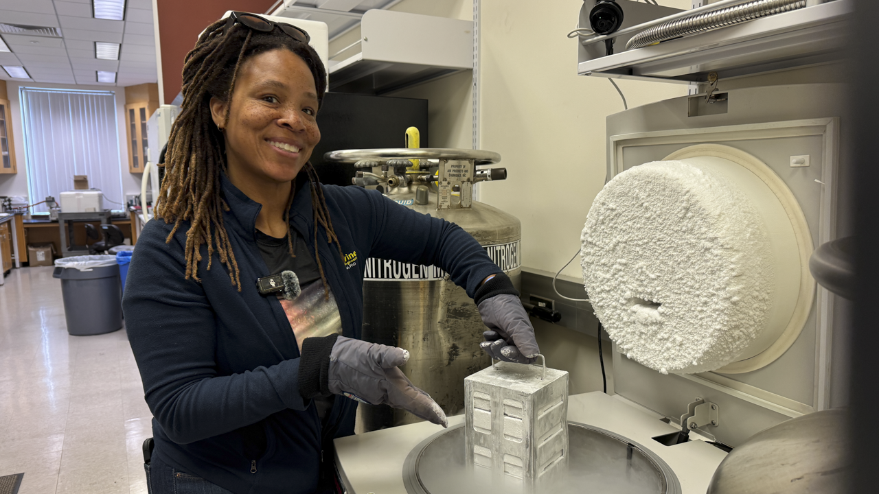 Woman scientist working in lab.