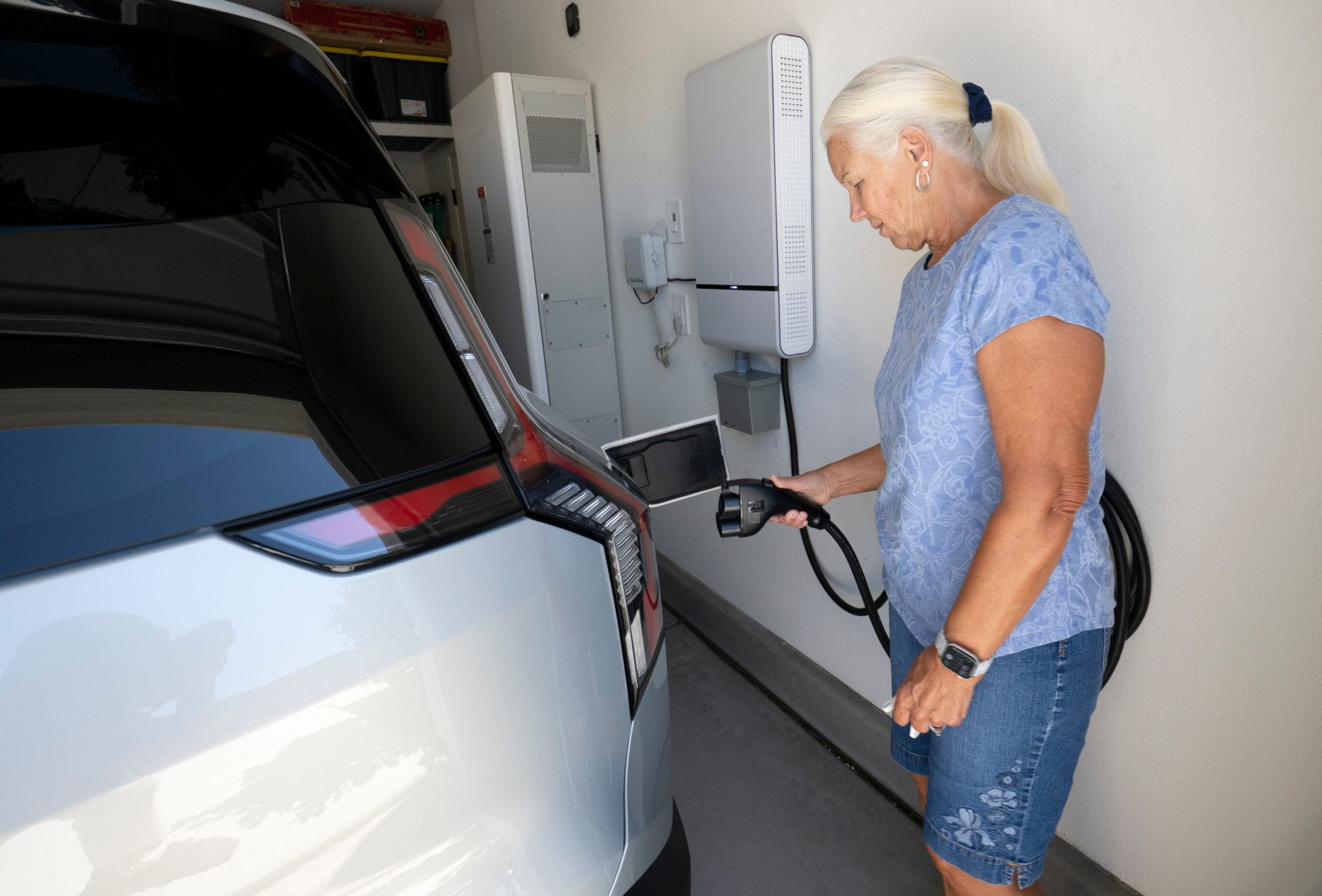 car in garage can power house